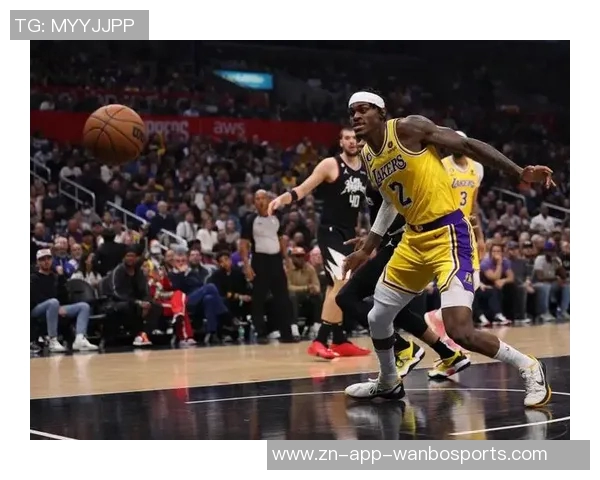 拉拉维亚称赞范德比尔特防守表现为球队奠定坚实基础