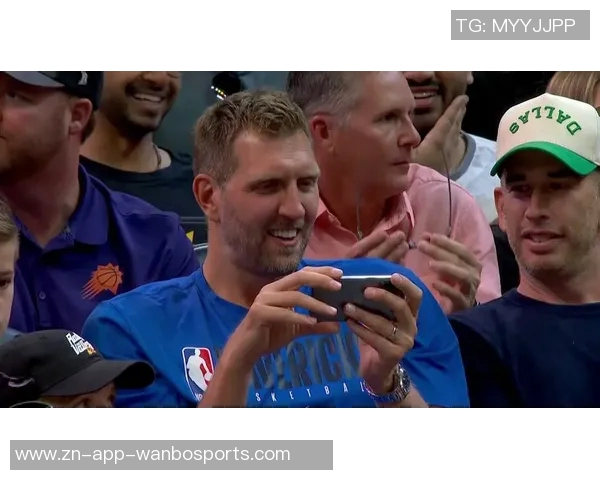 独行侠老板现场观战NBA中国赛女兆日月笑容成经典表情包 独行侠老板现场观战NBA中国赛女兆日月笑容成经典表情包