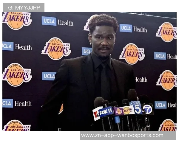 布朗尼单臂补扣震撼全场克内克特称赞他是兄弟太燃了